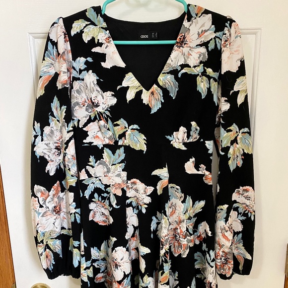 Stunningly gorgeous & flattering floral blouson sleeve mini dress - Picture 2 of 6